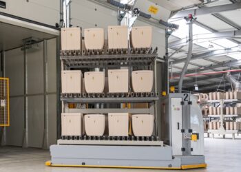 Dans l'usine de céramique sanitaire de Sanindusa, manutention automatisée de réservoirs de WC