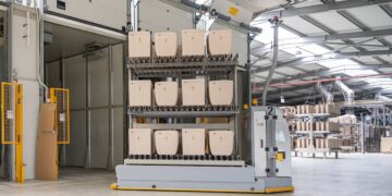 Dans l'usine de céramique sanitaire de Sanindusa, manutention automatisée de réservoirs de WC