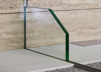 Gros plan sur la paroi de douche Standing de Aurys intégrée dans le mur et le sol.