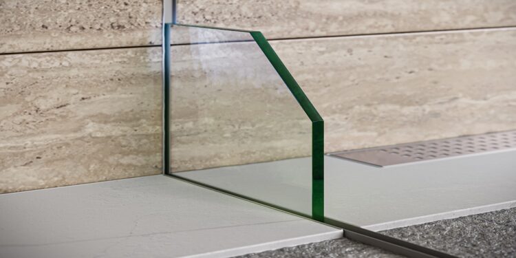 Gros plan sur la paroi de douche Standing de Aurys intégrée dans le mur et le sol.