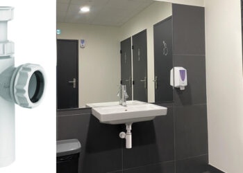 Siphon blanc en plastique recyclé Epure de Valentin, en gros plan et sous un lavabo PMR.