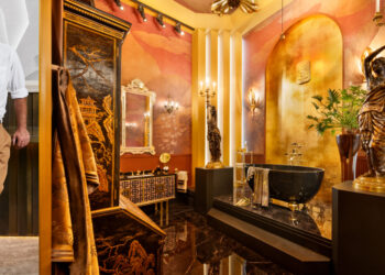 Oscar Lucien Ono et le Salon de Bain de l'hôtel imaginaire Aurea, créé pour le salon du meuble de Milan 2026.