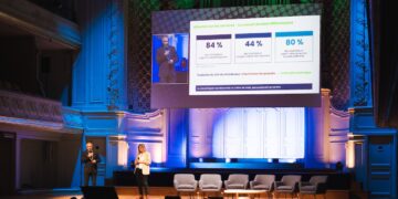 Laurent Frélat, Xerfi, et Christine Achaz, Coédis, présentent l'étude Coédis lors de l'événement Coédis Impact 2026.