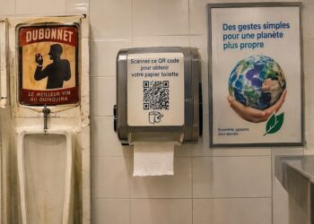 Image de toilettes publiques affichant de la publicité, générée par ChatGPT.