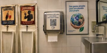 Image de toilettes publiques affichant de la publicité, générée par ChatGPT.