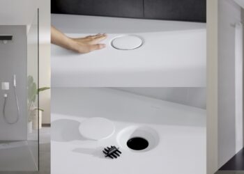Le receveur de douche CleanFloor30 de Geberit en blanc, gris et noir.