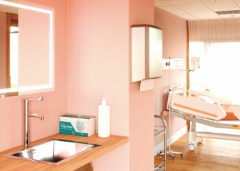 Dans une chambre d'hôpital, un point d'eau en inox avec le mitigeur thermostatique ModulMix Safe+ de Presto