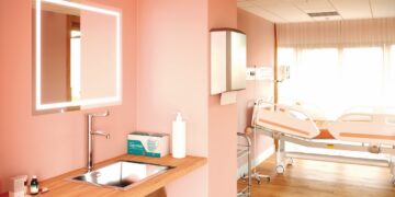 Dans une chambre d'hôpital, un point d'eau en inox avec le mitigeur thermostatique ModulMix Safe+ de Presto
