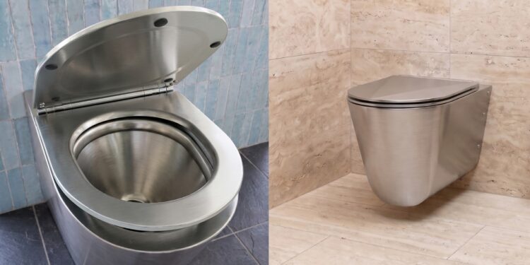 Abattant en inox sur cuvette WC en inox.